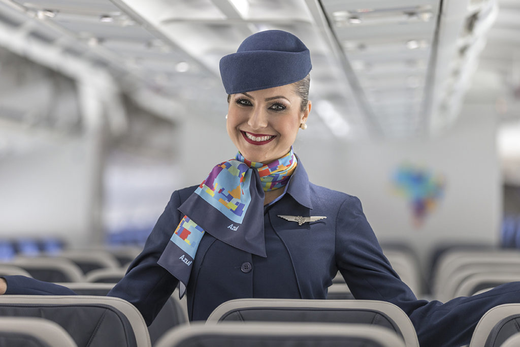 foto de comissaria de voo dentro de um avião